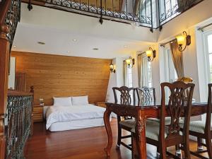 Postel nebo postele na pokoji v ubytování 清境藝家原德堡 Arts castle + 91 fotografií