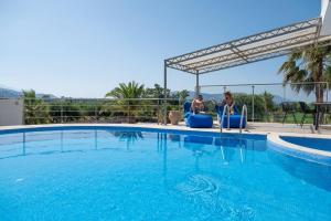 Gambar di galeri bagi Santo Villa, a riveting group sanctuary! di Kavros +49 gambar