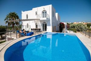 Gambar di galeri bagi Santo Villa, a riveting group sanctuary! di Kavros