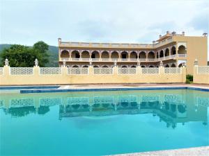 Bazén v ubytování Horizon Resort Pushkar-Feel of The Nature nebo v jeho okolí