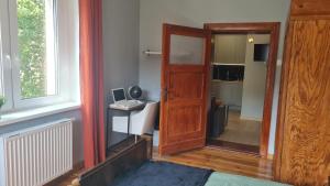 托伦Apartament Kraszewskiego 44 z balkonem, cegła- koło parku, ogród dla gości, rowery free的一间设有开放式门和镜子的房间