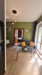 托伦Apartament Kraszewskiego 44 z balkonem, cegła- koło parku, ogród dla gości, rowery free的客厅里有一张沙发和一张桌子。 更多25张照片