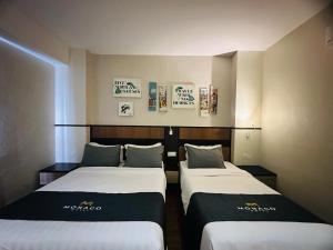 Postel nebo postele na pokoji v ubytování Monaco Hotel