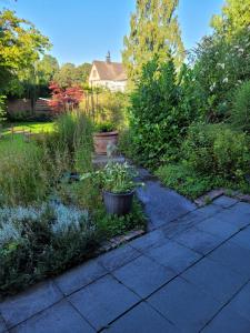 un jardín con plantas y una pasarela en Am Möhnesee en Warstein