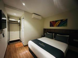 Postel nebo postele na pokoji v ubytování Monaco Hotel