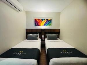 Postel nebo postele na pokoji v ubytování Monaco Hotel