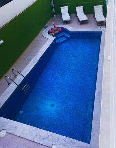 una vista aérea de una gran piscina azul en Luxury Family suite for 4 en Caxias