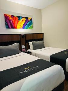Postel nebo postele na pokoji v ubytování Monaco Hotel