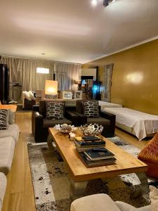 sala de estar con sofá y mesa en Luxury Family suite for 4 en Caxias