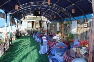 En restaurant eller et andet spisested på Swan Heritage Houseboats