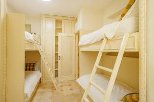 Cette chambre comprend 4 lits superposés. dans l'établissement Hovevey Tsiyon Luxury Apartment By Nimizz, à Jérusalem