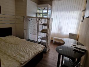 1 dormitorio con cama, escritorio y silla en Studio Jesenice en Jesenice