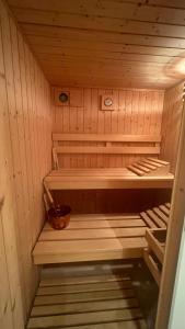 una piccola sauna in legno con secchio di CUORE OPENSPACE a Morcote