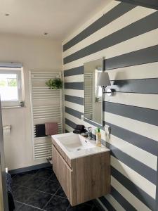 a bathroom with a sink and a mirror at Champagne in Waimes