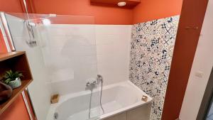 Ένα μπάνιο στο Appartement proche Pairi Daiza 6pers terrasse et jardin +14 φωτογραφίες