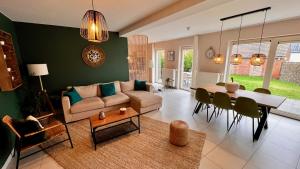 - un salon avec un canapé et une table dans l'établissement BeCosy appartement 2 chambres et jardin 6 pers, à Mons