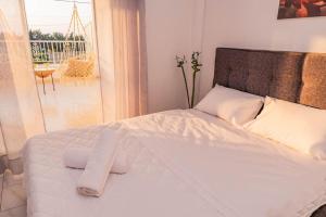 Säng eller sängar i ett rum på Minodoras Guesthouse