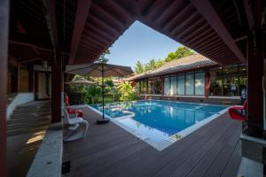 vista para a piscina na villa em Guilin Zizhou Panorama Resort em Guilin