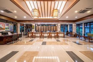 un bureau avec une salle de conférence avec tables et chaises dans l'établissement Guilin Zizhou Panorama Resort, à Guilin 89 autres photos