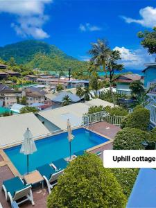 uma vista para a piscina a partir da varanda de um resort em Uphill Cottage em Phi Phi Don