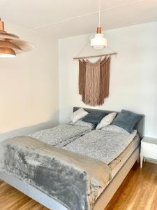 - une chambre avec un lit dans l'établissement Seaside Apartment, à Helsinki