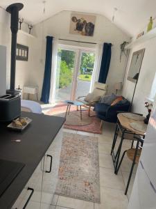 uma cozinha e sala de estar com um sofá e uma mesa em Idyllic getaway in countryside em Clonmel