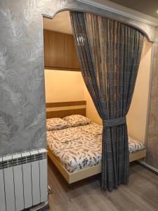 um quarto com uma cama e um espelho em Cosy Home em Guiumri