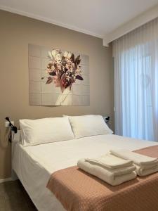 una camera da letto con un letto e due asciugamani di 7 SKY UDINE a Udine