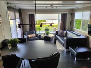 een woonkamer met een tafel en stoelen bij Chalet Renswouw in Renswoude