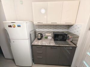 Η κουζίνα ή μικρή κουζίνα στο Cosy Home +8 φωτογραφίες