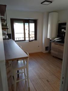 een keuken met een tafel en stoelen in een kamer bij La petite suisse 2 in Jezainville