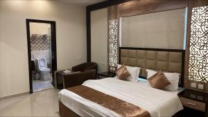 a bedroom with a large bed and a bathroom at أسطورة حراء للشقق المخدومة in Jeddah