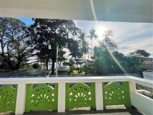 - une vue depuis la fenêtre d'un pont dans l'établissement Beach Road Apartments, à Matabungkay