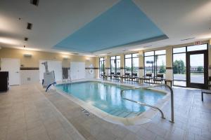 een groot zwembad in een groot gebouw bij Courtyard by Marriott Russellville in Russellville