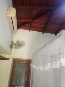 um quarto com uma cortina branca e uma janela em Sigiriya Nature View home Stay em Sigiriya