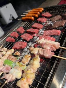 una parrilla con diferentes tipos de comida. en SORAYADO 宙宿 en Tsuru 