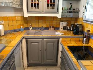 Kuchyňa alebo kuchynka v ubytovaní Appartement 60m2 - 2 Chambres à une minute des plages, parking privé