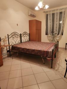 een slaapkamer met een bed en een dressoir bij Anthony's House in Uggiano la Chiesa
