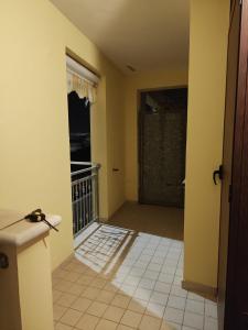 een lege kamer met een deur en een balkon bij Anthony's House in Uggiano la Chiesa