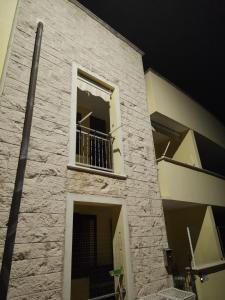 een gebouw met een raam en een balkon bij Anthony's House in Uggiano la Chiesa