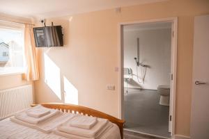 Cama ou camas em um quarto em Wheelchair accessible 2 bedroom bungalow Dog Friendly