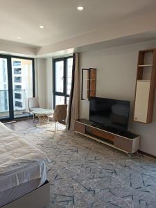 Schlafzimmer mit einem Flachbild-TV und einem Bett in der Unterkunft Avenue guest in Büyükçekmece