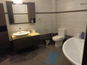 een badkamer met een wastafel, een toilet en een bad bij studio apartment KAMARES in Mytilini