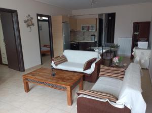 Sala de estar con 2 camas y mesa en studio apartment KAMARES, en Mytilini