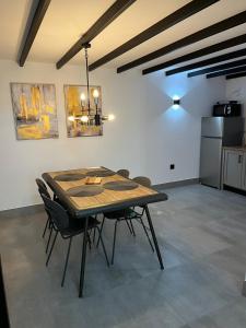 a table and chairs in a room with a kitchen at Apartamentos La Chimenea in Mérida