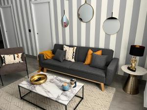 una sala de estar con un sofá y una mesa en Apartamentos La Chimenea, en Mérida