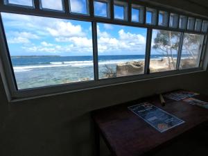 una ventana con vistas al océano desde una habitación en Bluepango Guest House, en Port Vila