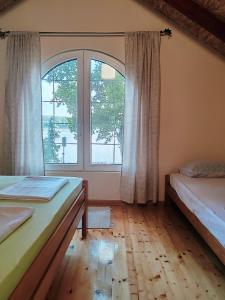 Rúm í herbergi á Dadula na Dunavu