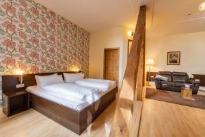 a bedroom with a large bed in a room at Kulturhotel Kaiserhof in Bad Liebenstein