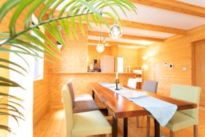 una sala da pranzo con tavolo e sedie in legno di Awaji Seaview Resort in Nojima a Kusumoto